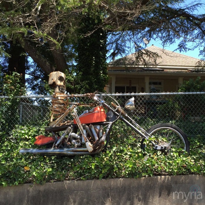 Skeleton riding a motorcycle - Metal junk sculptures